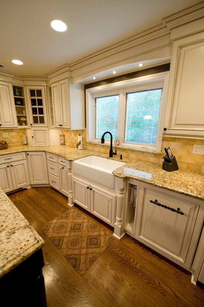 Custom Colonial - Traditional - Kitchen - New York - by Royal Kitchens ...