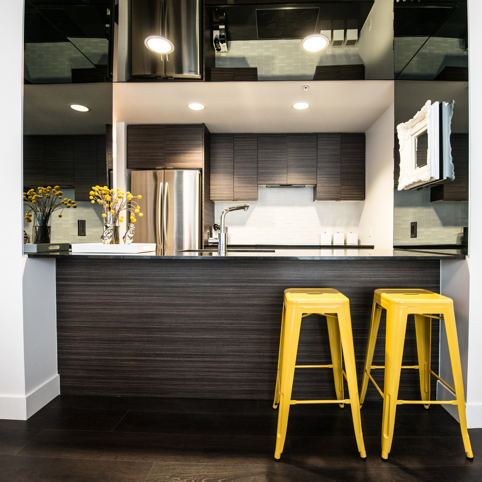 Imagen de cocina contemporánea con armarios con paneles lisos, puertas de armario de madera en tonos medios y electrodomésticos de acero inoxidable