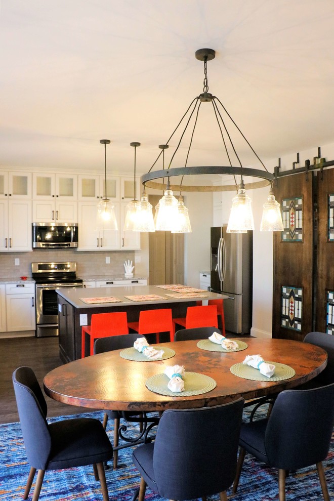 Inredning av ett modernt stort grå grått l-kök, med en undermonterad diskho, skåp i shakerstil, vita skåp, granitbänkskiva, grått stänkskydd, stänkskydd i porslinskakel, rostfria vitvaror, mörkt trägolv, en köksö och brunt golv