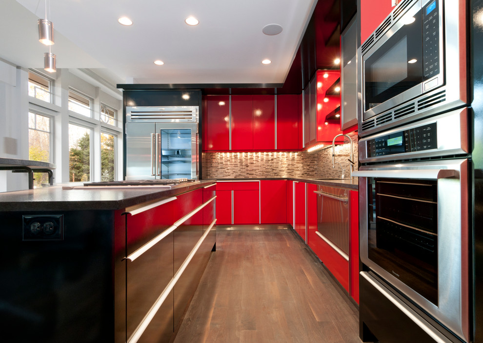 Moderne Küche mit Küchengeräten aus Edelstahl und roten Schränken in Minneapolis