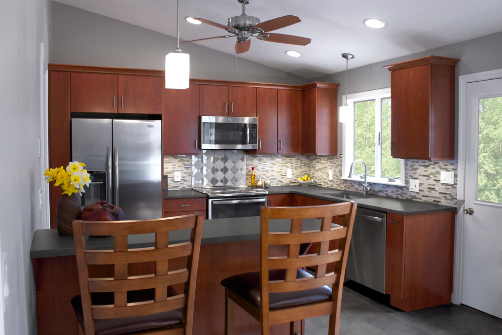 Exempel på ett mellanstort modernt kök, med en undermonterad diskho, släta luckor, skåp i mörkt trä, bänkskiva i kvarts, flerfärgad stänkskydd, stänkskydd i glaskakel, rostfria vitvaror, klinkergolv i porslin och en köksö