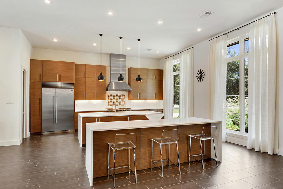 Cette photo montre une cuisine américaine linéaire tendance avec un placard à porte plane, des portes de placard marrons, un électroménager en acier inoxydable et 2 îlots.