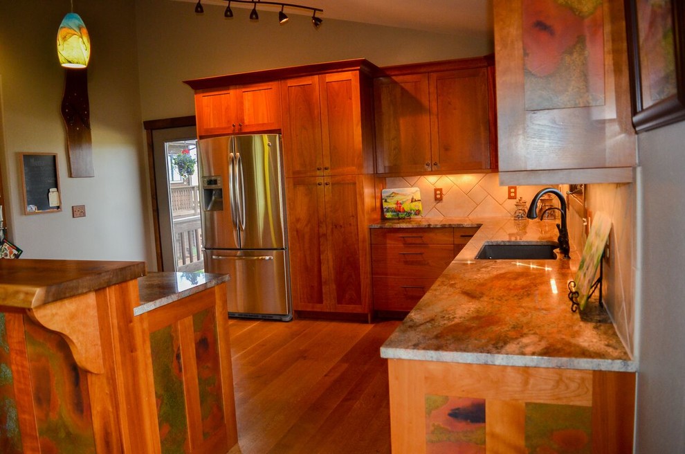 Idéer för stora amerikanska kök, med en nedsänkt diskho, luckor med infälld panel, skåp i mellenmörkt trä, träbänkskiva, beige stänkskydd, stänkskydd i keramik, rostfria vitvaror, mellanmörkt trägolv, en köksö och brunt golv