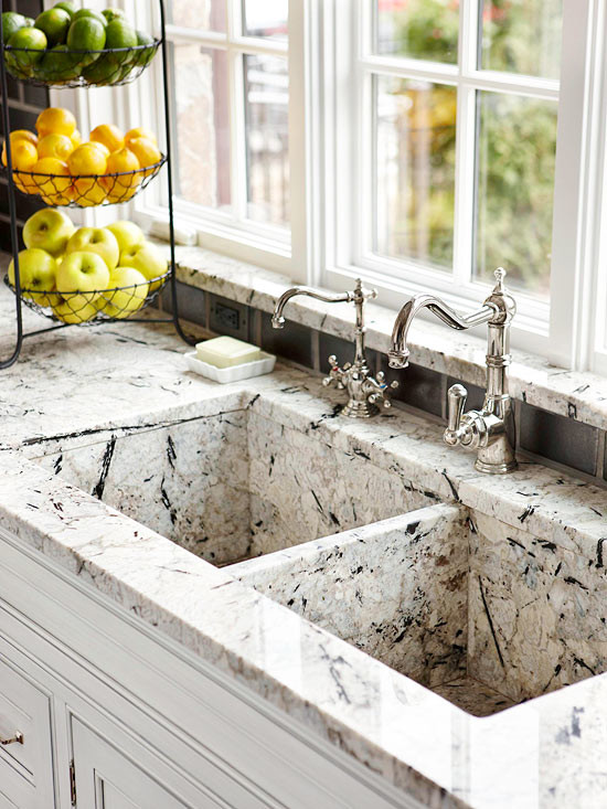 Esempio di una cucina classica con lavello a doppia vasca, ante bianche, top in granito, paraspruzzi grigio, paraspruzzi con piastrelle in pietra e elettrodomestici in acciaio inossidabile