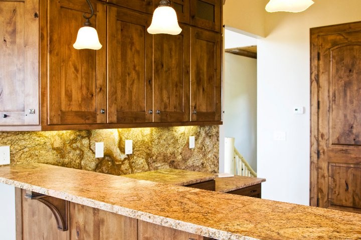 Idéer för att renovera ett mycket stort rustikt kök, med en undermonterad diskho, skåp i shakerstil, skåp i mellenmörkt trä, granitbänkskiva, flerfärgad stänkskydd, stänkskydd i sten, rostfria vitvaror, mellanmörkt trägolv och en köksö