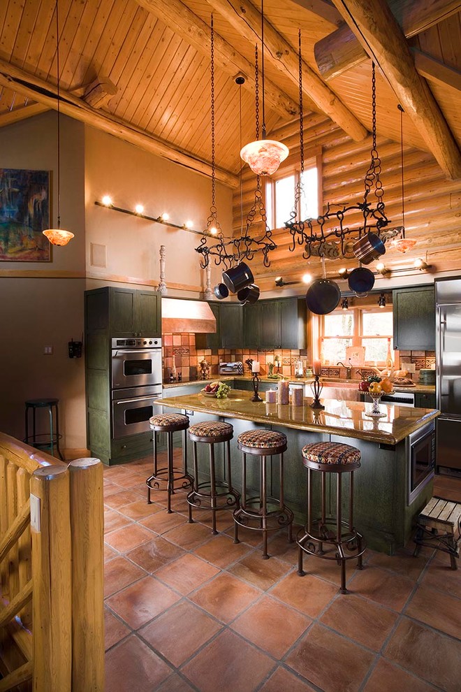 Immagine di una cucina a L chic con ante in stile shaker, ante verdi, paraspruzzi marrone, paraspruzzi con piastrelle a mosaico e elettrodomestici in acciaio inossidabile