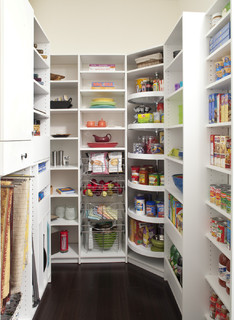 Custom Designed Pantry With Various Storage Areas - Klassisch - Küche