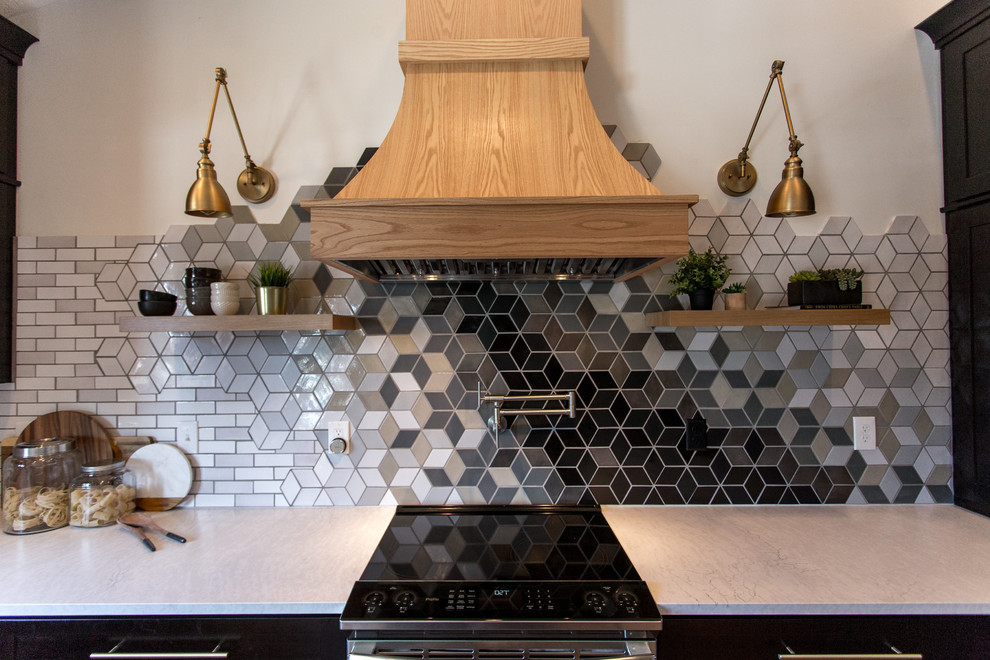 Foto på ett mellanstort eklektiskt vit kök, med en undermonterad diskho, skåp i shakerstil, svarta skåp, bänkskiva i kvartsit, flerfärgad stänkskydd, stänkskydd i keramik, rostfria vitvaror, ljust trägolv, en köksö och flerfärgat golv