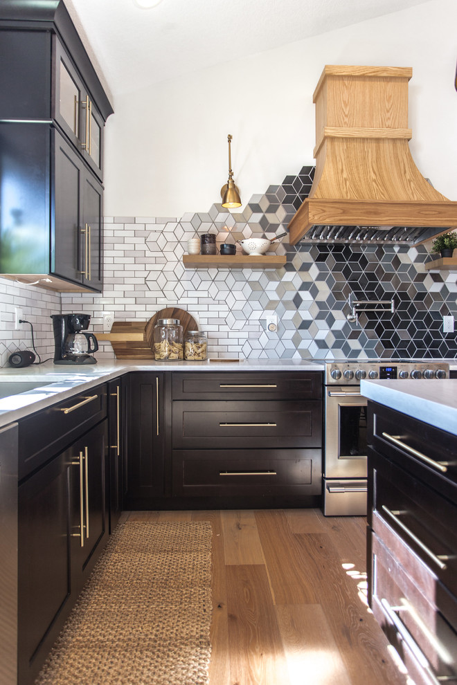 Idéer för ett mellanstort eklektiskt vit kök, med en undermonterad diskho, skåp i shakerstil, svarta skåp, bänkskiva i kvartsit, flerfärgad stänkskydd, stänkskydd i keramik, rostfria vitvaror, ljust trägolv, en köksö och flerfärgat golv