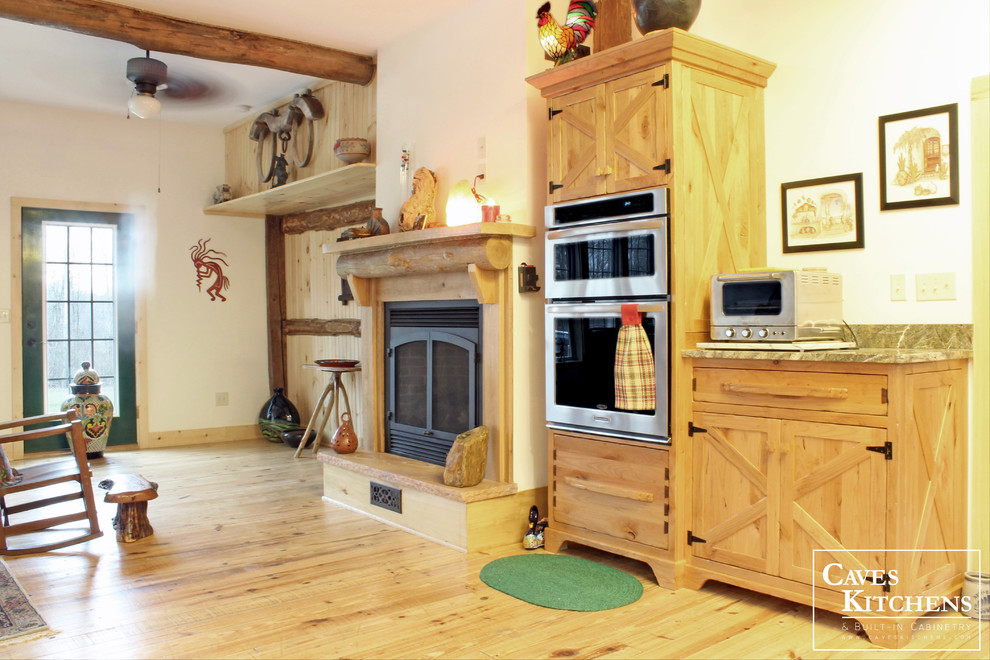 Exempel på ett mycket stort rustikt kök, med en rustik diskho, luckor med infälld panel, skåp i slitet trä, granitbänkskiva, grönt stänkskydd, stänkskydd i sten, rostfria vitvaror, ljust trägolv och en köksö