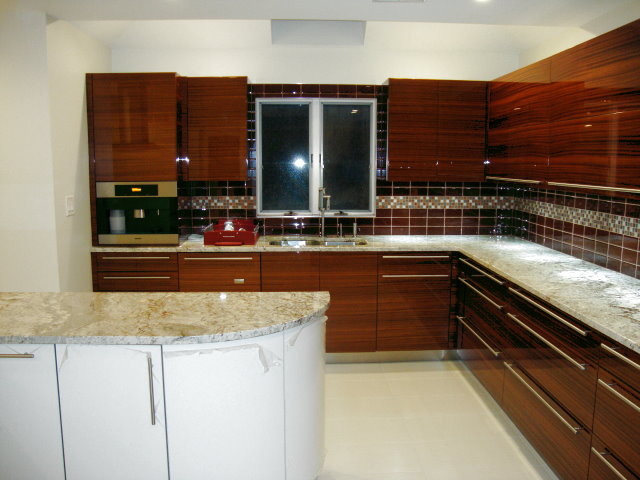 Exempel på ett avskilt, stort modernt l-kök, med en undermonterad diskho, släta luckor, skåp i mörkt trä, granitbänkskiva, rött stänkskydd, stänkskydd i keramik, rostfria vitvaror, klinkergolv i porslin och en köksö