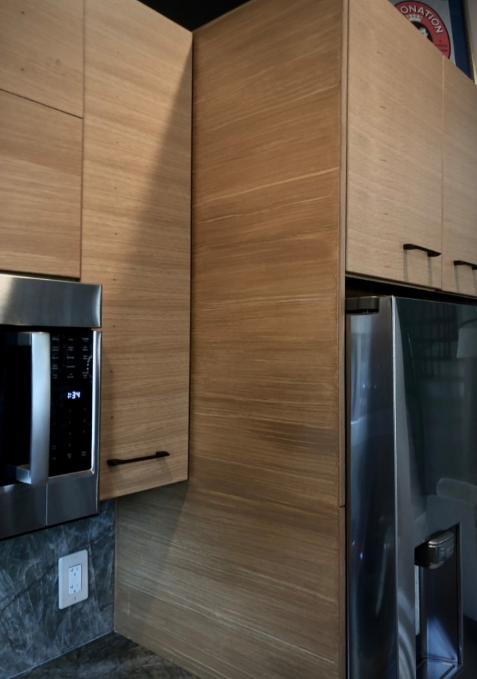 Imagen de cocina contemporánea de tamaño medio con armarios con paneles lisos, encimera de cuarcita, salpicadero de losas de piedra y electrodomésticos de acero inoxidable