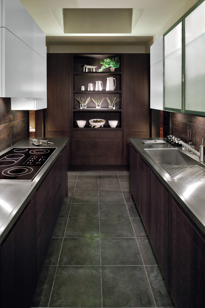 Пример оригинального дизайна: кухня в современном стиле с монолитной мойкой, плоскими фасадами и темными деревянными фасадами