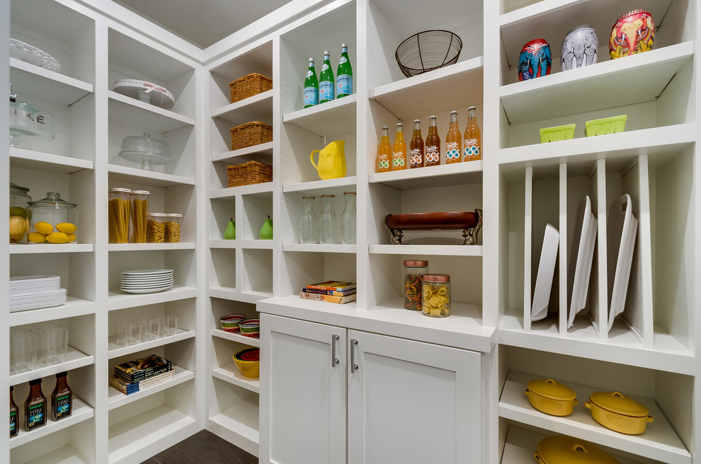 Ejemplo de cocina actual con despensa, armarios estilo shaker, puertas de armario blancas, encimera de madera, suelo de baldosas de porcelana y suelo gris
