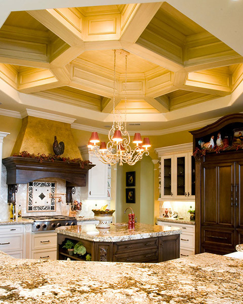 Geschlossene, Mittelgroße Klassische Küche in U-Form mit Granit-Arbeitsplatte, Küchenrückwand in Beige, Rückwand aus Keramikfliesen und Kücheninsel in Atlanta