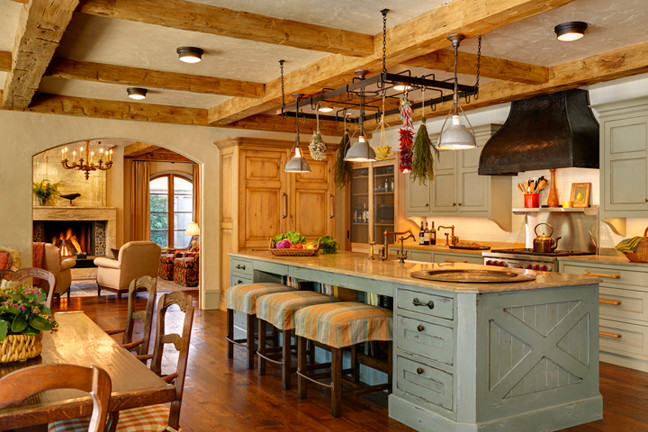 Foto på ett mellanstort vintage linjärt kök med öppen planlösning, med en dubbel diskho, luckor med profilerade fronter, blå skåp, vitt stänkskydd, rostfria vitvaror, mörkt trägolv, en köksö och bänkskiva i kalksten