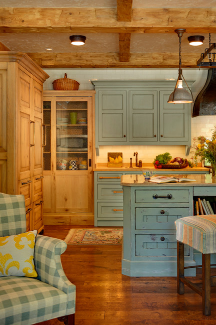 Inspiration för mellanstora linjära kök med öppen planlösning, med luckor med profilerade fronter, en köksö, en dubbel diskho, blå skåp, marmorbänkskiva, vitt stänkskydd, rostfria vitvaror och mörkt trägolv