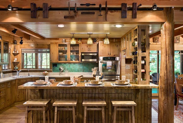 Idéer för att renovera ett stort rustikt kök, med en dubbel diskho, luckor med infälld panel, skåp i mellenmörkt trä, träbänkskiva, grönt stänkskydd, stänkskydd i stenkakel, rostfria vitvaror, mellanmörkt trägolv och en köksö