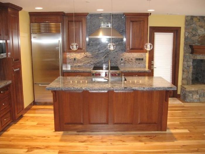 Immagine di una cucina di medie dimensioni con lavello a doppia vasca, ante in legno scuro, paraspruzzi grigio, paraspruzzi in lastra di pietra, elettrodomestici in acciaio inossidabile e parquet chiaro