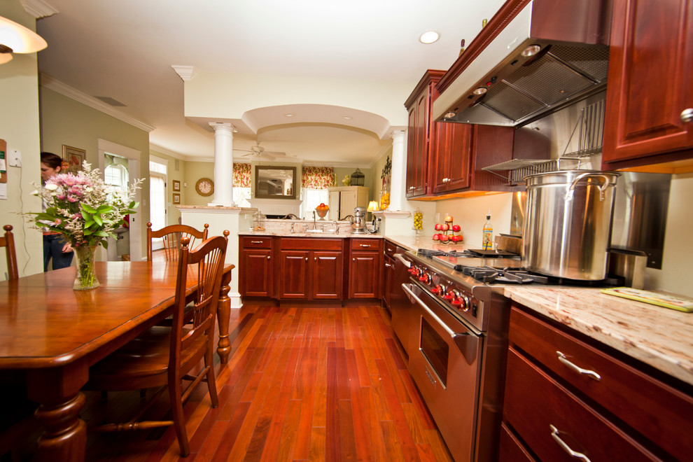 Custom house Victorian Kitchen Philadelphia by Neerland