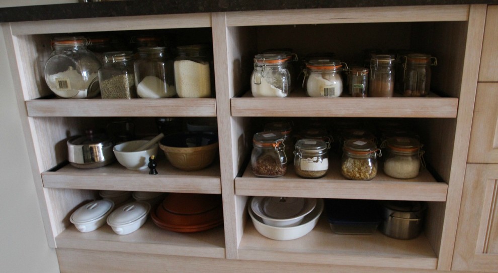 Exempel på ett litet industriellt linjärt kök och matrum, med en rustik diskho, luckor med profilerade fronter, skåp i slitet trä, bänkskiva i kvarts, rostfria vitvaror och ljust trägolv