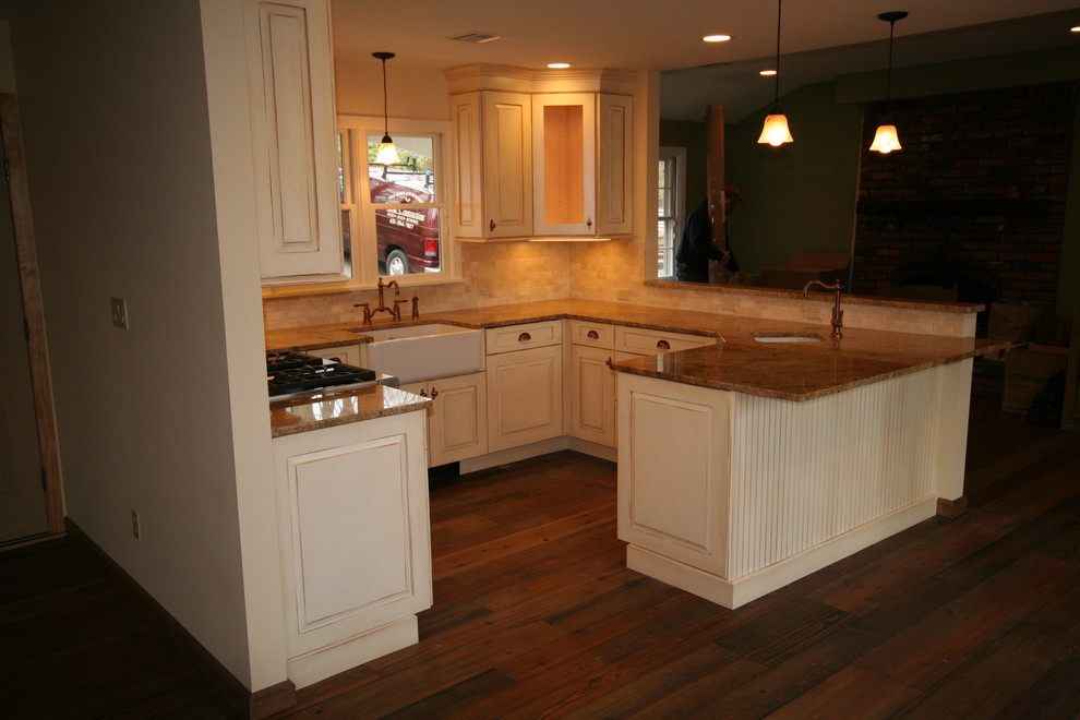 Elegant kitchen photo in New York