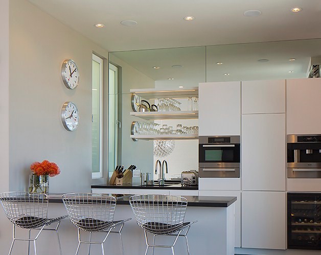 Foto di una grande cucina minimalista con ante bianche e elettrodomestici in acciaio inossidabile
