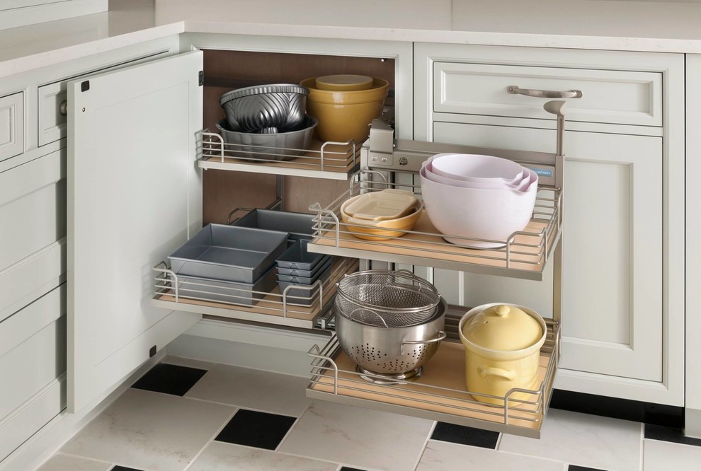 Foto de cocina clásica con armarios con paneles empotrados, puertas de armario blancas y suelo de baldosas de porcelana
