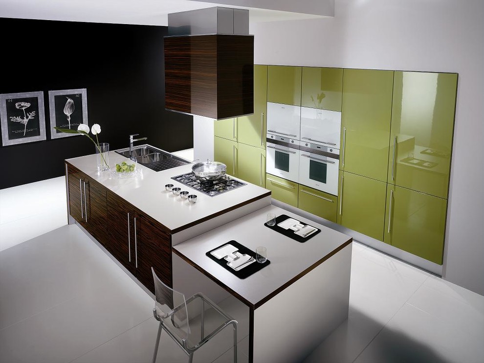 Exempel på ett stort modernt linjärt kök och matrum, med en dubbel diskho, släta luckor, gröna skåp, laminatbänkskiva, rostfria vitvaror, klinkergolv i keramik och en köksö