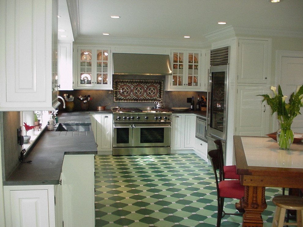 ボストンにある高級な中くらいなトラディショナルスタイルのおしゃれなキッチン (ガラス扉のキャビネット、白いキャビネット、マルチカラーのキッチンパネル、セラミックタイルのキッチンパネル、シルバーの調理設備、アイランドなし、エプロンフロントシンク、セラミックタイルの床、人工大理石カウンター、緑の床) の写真
