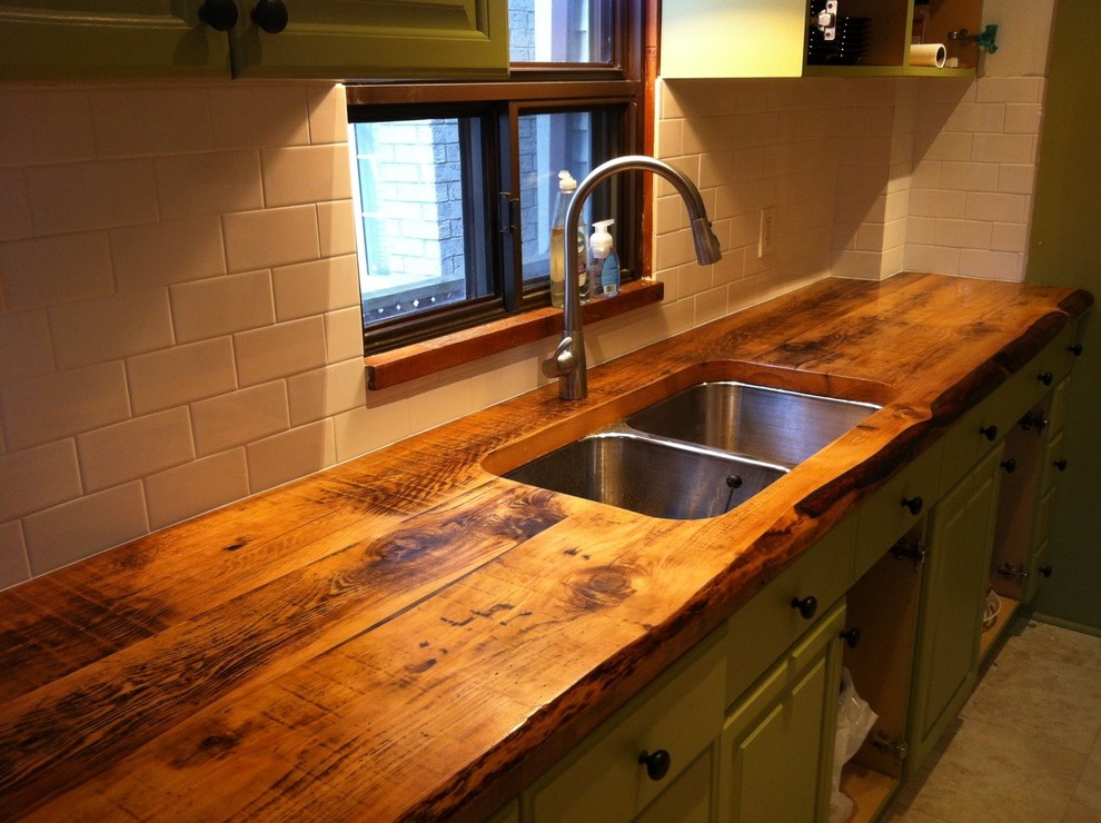 Example of a classic kitchen design in Toronto