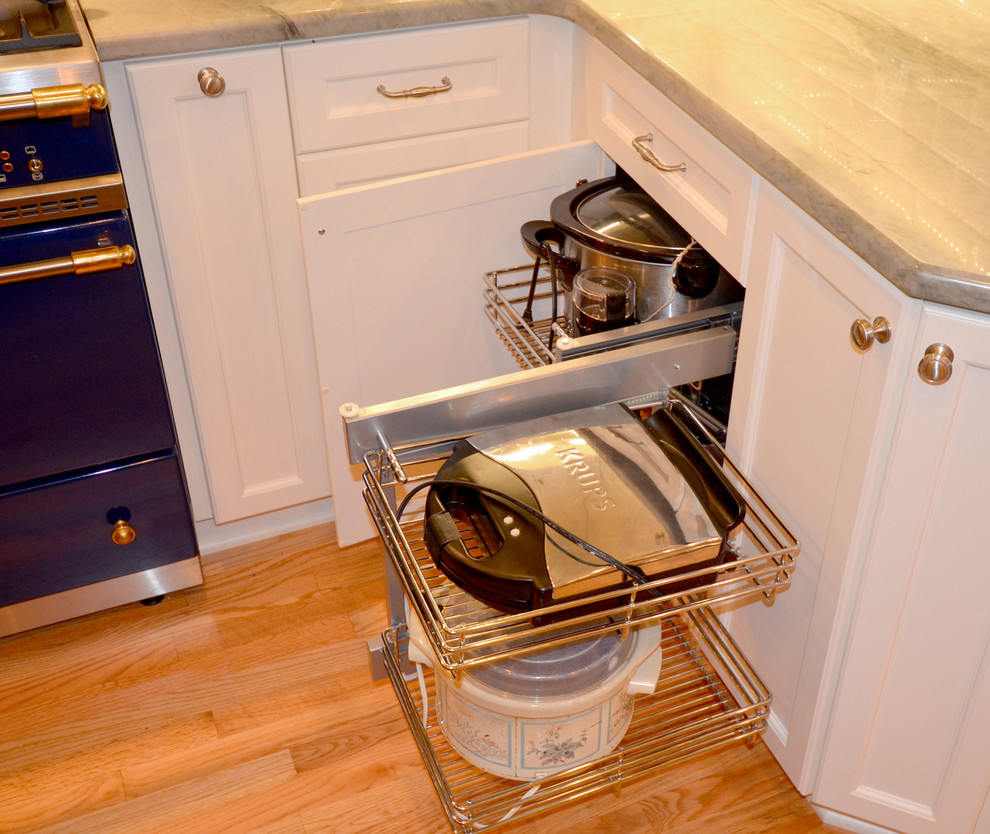 Bild på ett vintage kök, med en rustik diskho, vita skåp, vitt stänkskydd, rostfria vitvaror, skåp i shakerstil, bänkskiva i kvartsit och stänkskydd i porslinskakel