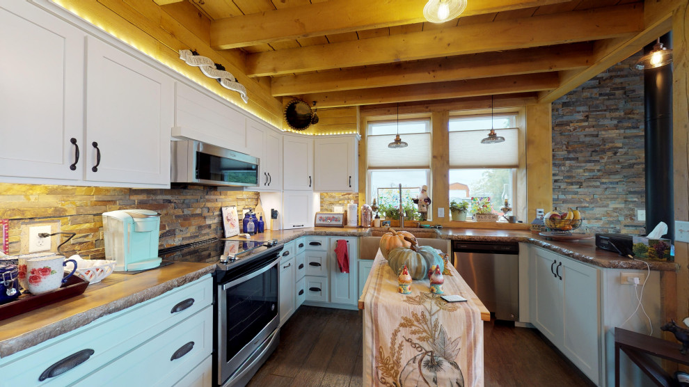 Foto på ett mellanstort rustikt brun kök, med en integrerad diskho, skåp i shakerstil, turkosa skåp, bänkskiva i betong, flerfärgad stänkskydd, stänkskydd i stenkakel, rostfria vitvaror, betonggolv, en halv köksö och brunt golv