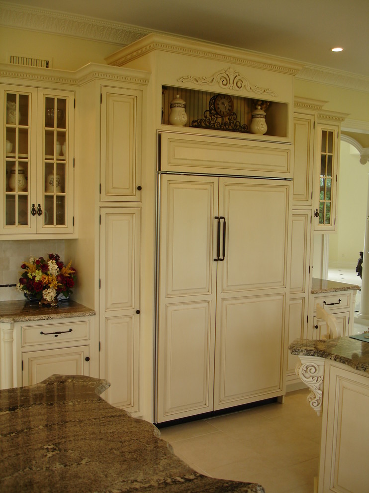 Idéer för att renovera ett mellanstort medelhavsstil kök, med en undermonterad diskho, granitbänkskiva, flerfärgad stänkskydd, stänkskydd i stenkakel, rostfria vitvaror, luckor med upphöjd panel, skåp i slitet trä, klinkergolv i keramik och flera köksöar