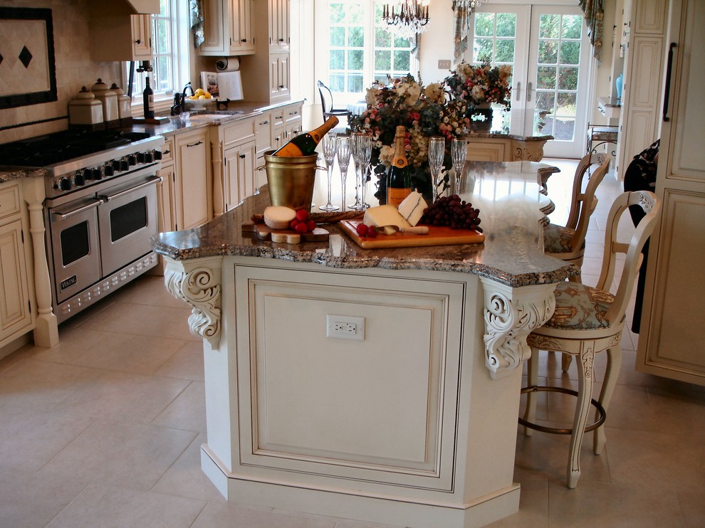 Inredning av ett medelhavsstil mellanstort kök, med en undermonterad diskho, granitbänkskiva, flerfärgad stänkskydd, stänkskydd i stenkakel, rostfria vitvaror, luckor med upphöjd panel, skåp i slitet trä, klinkergolv i keramik och flera köksöar