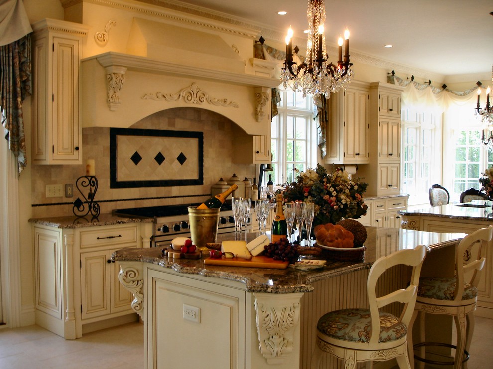 Medelhavsstil inredning av ett mellanstort kök, med en undermonterad diskho, granitbänkskiva, flerfärgad stänkskydd, stänkskydd i stenkakel, rostfria vitvaror, luckor med upphöjd panel, skåp i slitet trä, klinkergolv i keramik och flera köksöar