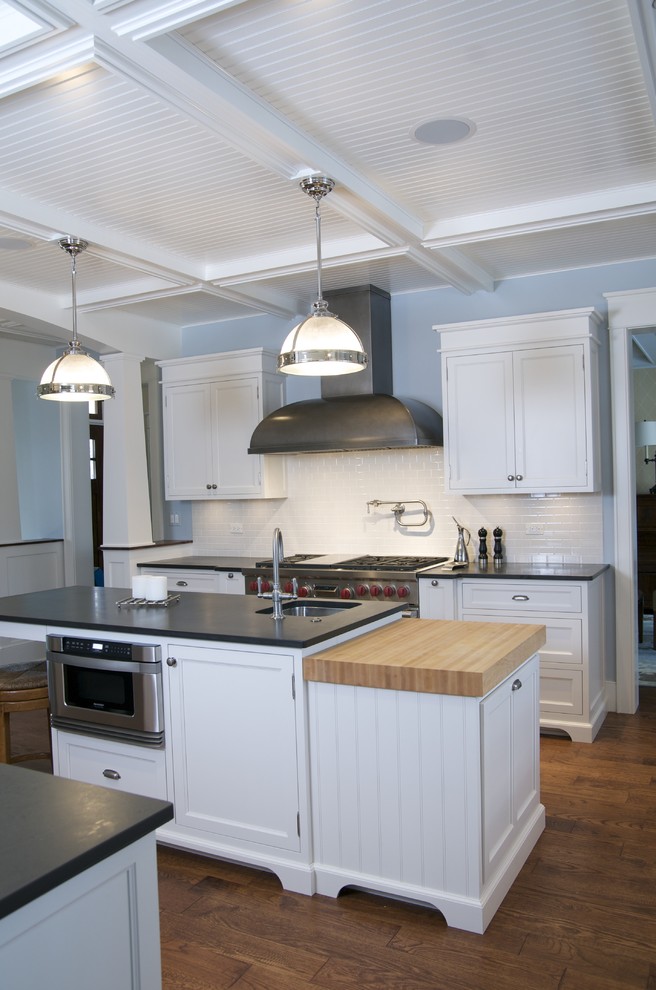 Example of an urban kitchen design in Chicago