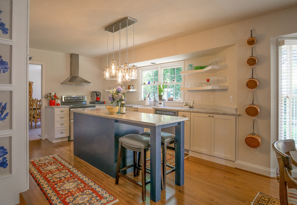Foto på ett mellanstort lantligt kök, med en rustik diskho, skåp i shakerstil, vita skåp, marmorbänkskiva, rostfria vitvaror, ljust trägolv och en köksö