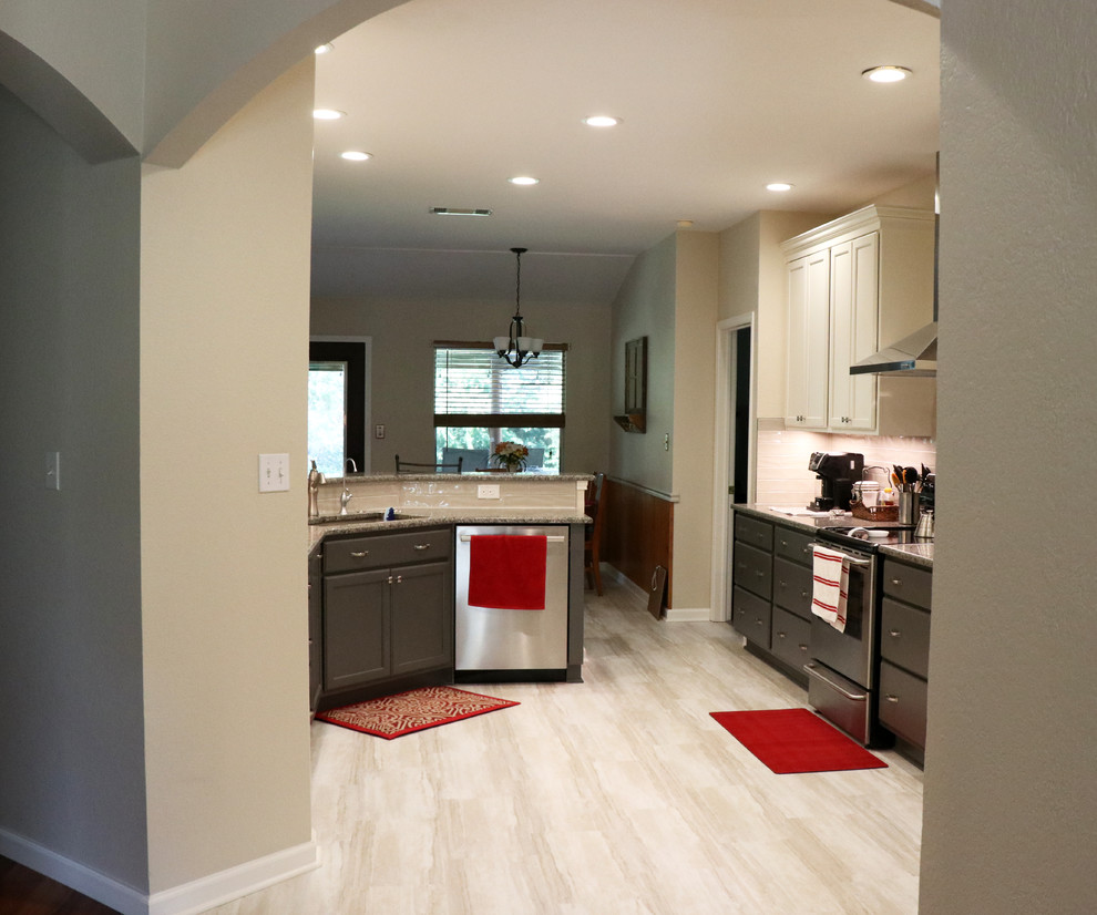 Exempel på ett mellanstort klassiskt grå grått kök, med en undermonterad diskho, skåp i shakerstil, vita skåp, granitbänkskiva, vitt stänkskydd, stänkskydd i keramik, rostfria vitvaror, en köksö och beiget golv