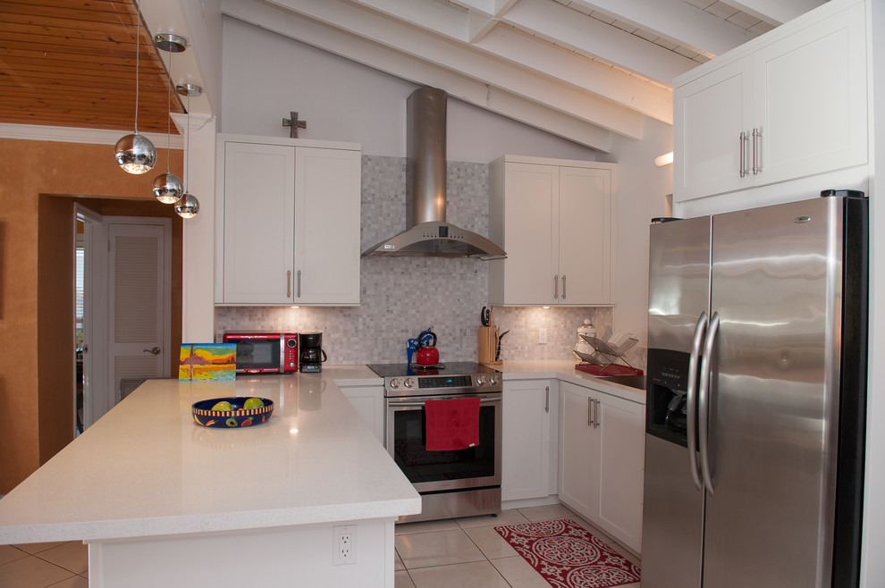 Esempio di una cucina classica di medie dimensioni con ante bianche e top in quarzo composito