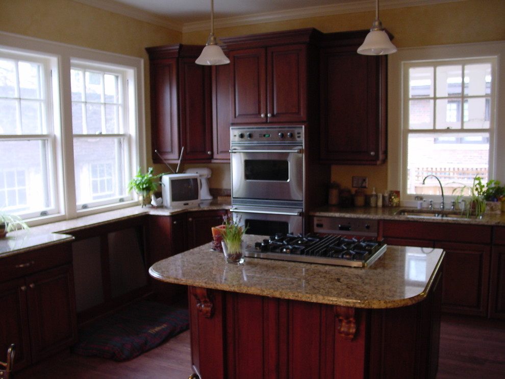 Example of a kitchen design in Milwaukee