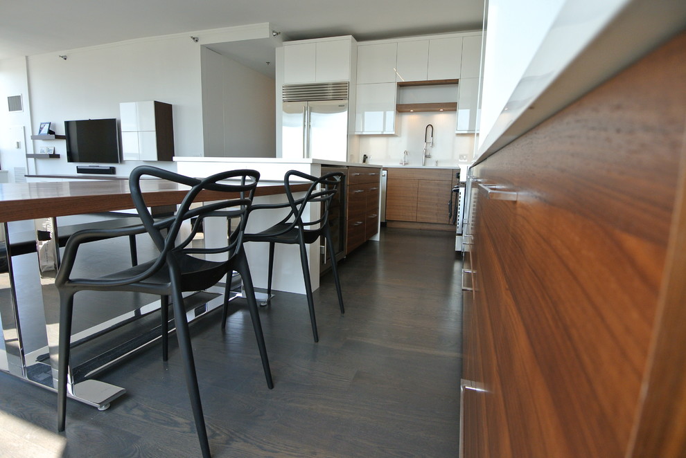 Esempio di un cucina con isola centrale moderno con ante lisce, ante in legno bruno e elettrodomestici in acciaio inossidabile