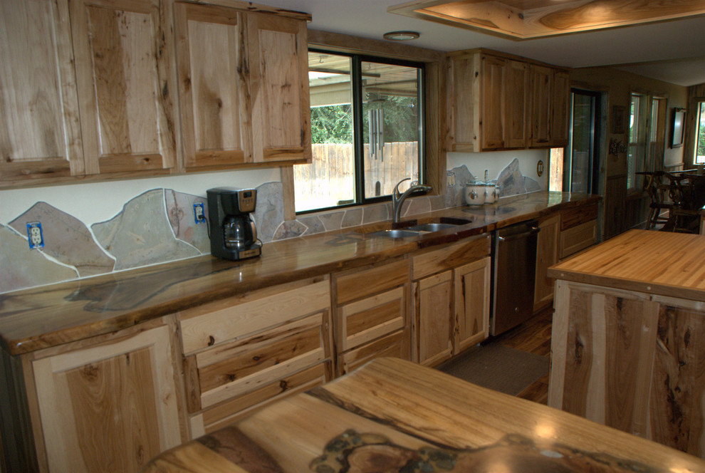 Rustik inredning av ett mellanstort kök och matrum, med en dubbel diskho, luckor med profilerade fronter, skåp i ljust trä, rostfria vitvaror, ljust trägolv och flera köksöar