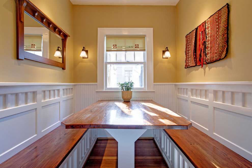 Идея дизайна: кухня в классическом стиле с обеденным столом, белыми фасадами и деревянной столешницей