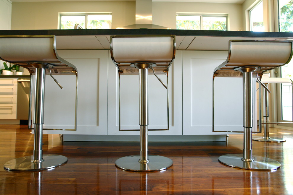 Идея дизайна: параллельная кухня среднего размера в современном стиле с обеденным столом, врезной мойкой, фасадами в стиле шейкер, белыми фасадами, техникой из нержавеющей стали, темным паркетным полом и островом