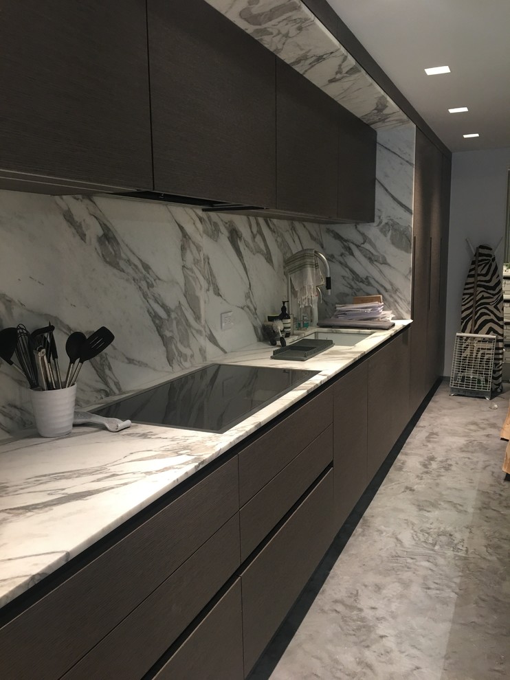 Modern inredning av ett stort flerfärgad linjärt flerfärgat kök, med en undermonterad diskho, släta luckor, bruna skåp, marmorbänkskiva, flerfärgad stänkskydd, stänkskydd i marmor, integrerade vitvaror och flerfärgat golv