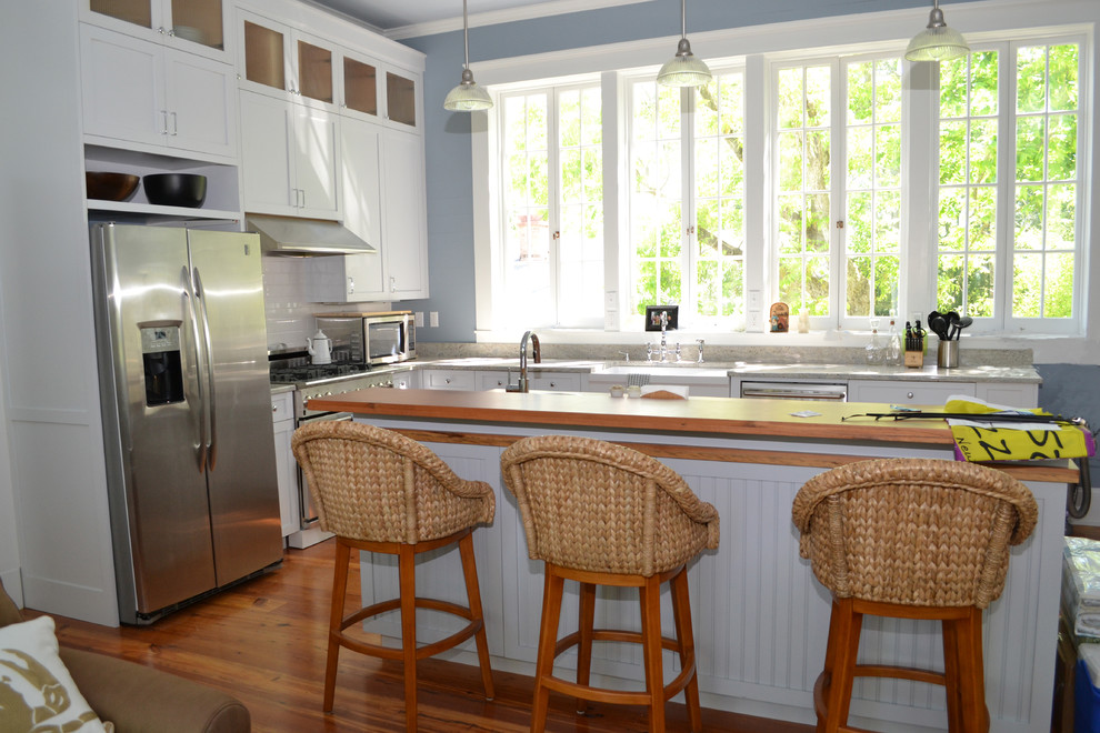 Example of a trendy kitchen design in New Orleans