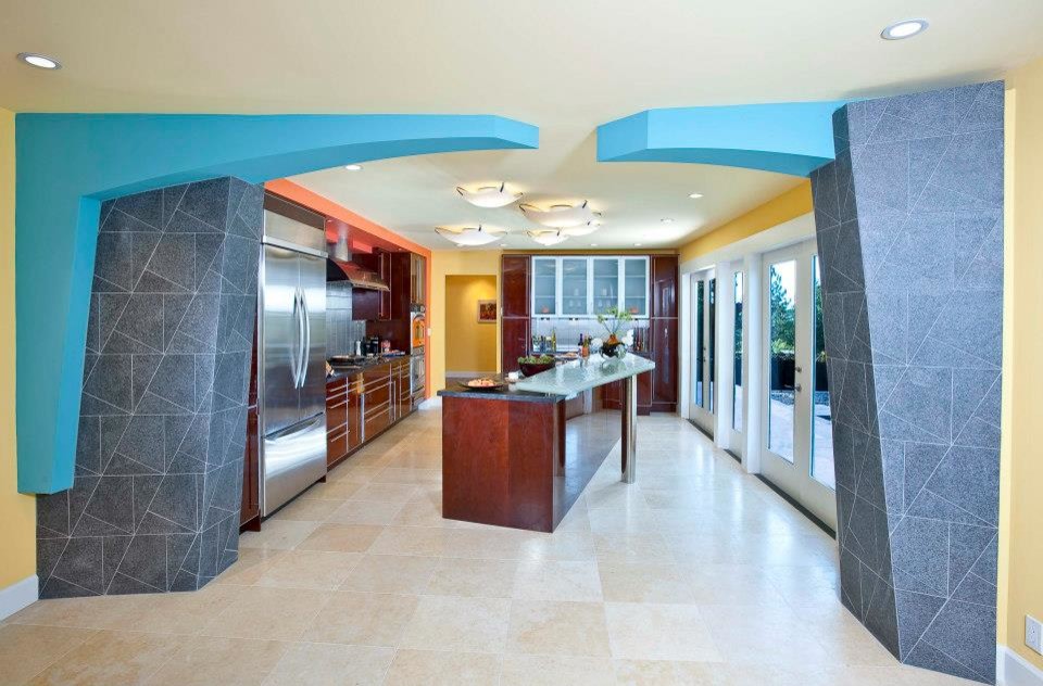 Exempel på ett stort eklektiskt kök, med släta luckor, bruna skåp, bänkskiva i glas, stänkskydd med metallisk yta, stänkskydd i cementkakel, rostfria vitvaror, klinkergolv i keramik, en köksö och beiget golv