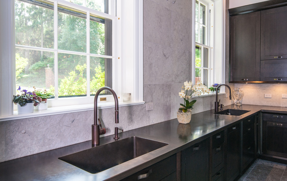 Immagine di un'ampia cucina moderna con lavello integrato, ante in stile shaker, top in rame, elettrodomestici in acciaio inossidabile e pavimento con piastrelle in ceramica