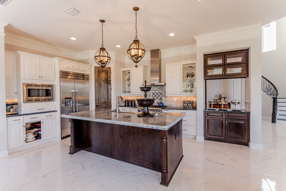 Immagine di una grande cucina chic con elettrodomestici in acciaio inossidabile e pavimento in marmo